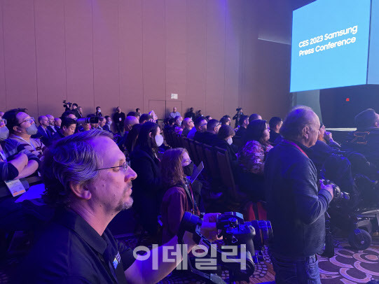 새 스마트싱스 허브인 ‘스마트싱스 스테이션’이 공개되자 컨퍼런스 발표에 전 세계 미디어 관계자들이 집중하는 모습. (사진=최영지 기자)