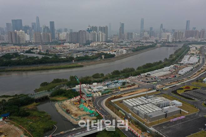 홍콩에서 바라본 중국 본토 선전. 사진=AFP