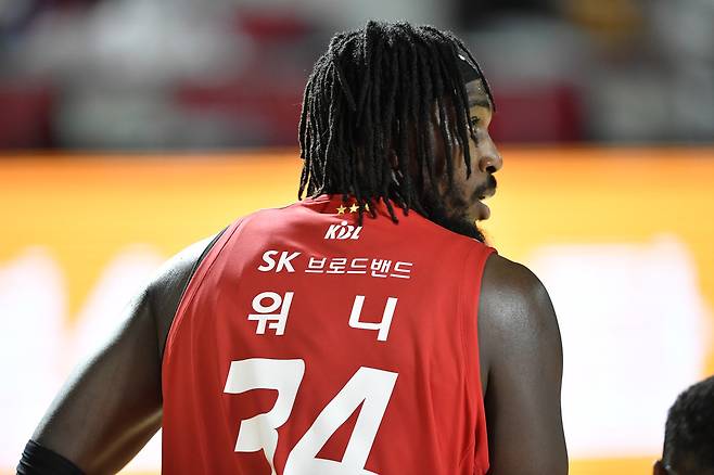 SK 자밀 워니는  29점 14리바운드 7어시스트로 활약하며 팀 승리의 선봉에 섰다. [KBL 제공]