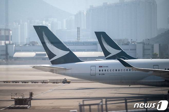 홍콩 국제공항에 서 있는 캐세이퍼시픽 항공기 ⓒ AFP=뉴스1