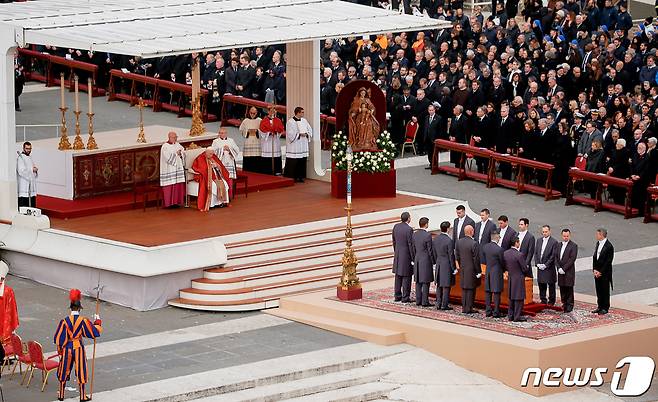 지난해 12월31일 95세를 일기로 선종한 베네딕토 16세 교황의 장례식이 5일(현지시간) 바티칸에서 거행된 가운데, 예복을 입은 프란치스코 교황이 엄숙한 표정으로 장례 미사를 집전했다. ⓒ 로이터=뉴스1 ⓒ News1 정윤영 기자