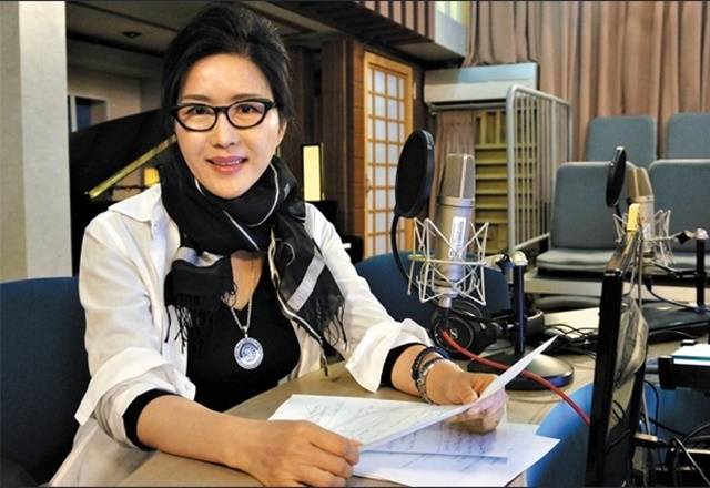 조정희는 EBS FM 생방송 보이는 라디오 '조정희의 오후 N음악'에서 따뜻한 감성과 목소리로 가요, 팝, 샹송, 칸초네 등 보석 같은 다양한 장르의 곡과 청취자의 사연·신청곡을 소개해 호평을 받았다. /EBS