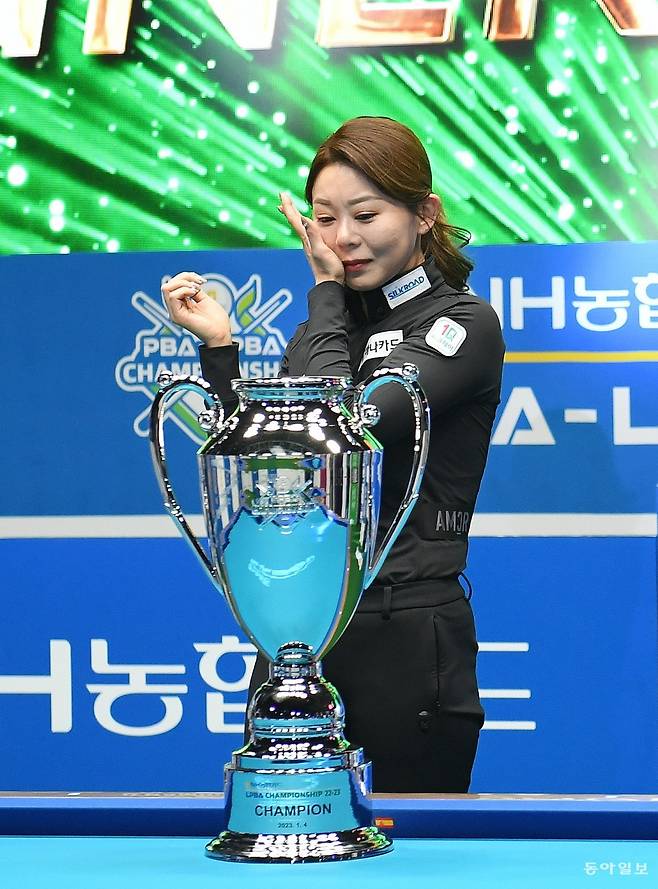 여자프로당구(LPBA) 김가영이 4일 경기 고양시 소노캄고양에서 열린 NH농협카드 챔피언십에서 김예은을 꺾고 역대 최다 우승(5회) 기록을 세운 뒤 우승 트로피 앞에서 눈물을 닦는 모습. LPBA 제공