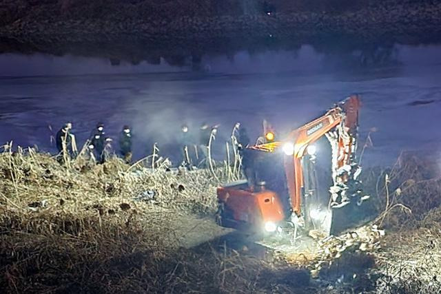 3일 오후 경기 파주시 공릉천변에서 경찰이 이기영이 살해한 동거녀 시신을 찾기 위한 수색 작업을 하고 있다. 연합뉴스