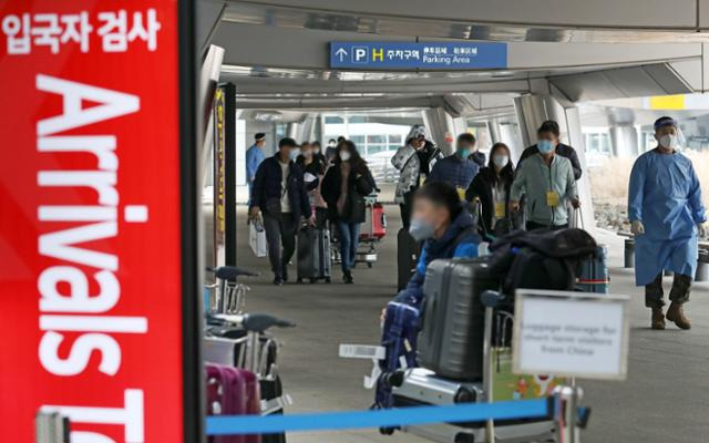 중국발 한국행 항공기 탑승객 전원에게 코로나19 음성확인서 제출이 의무화된 5일 오후 인천국제공항 제1여객터미널에서 검역 지원 육군 장병들이 중국발 입국자들을 검사센터로 안내하고 있다. 뉴시스