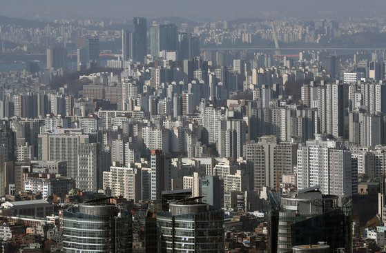 서울 남산에서 바라본 아파트 모습. 뉴스1