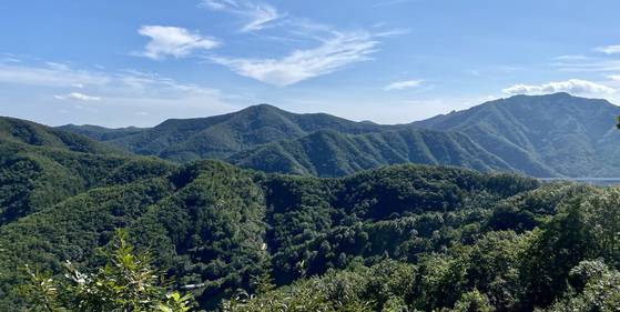 웅치는 전북 완주군과 진안군을 잇는 고개다. 사진 앞 능선을 가로지로는 고개는 덕봉길로 옛 웅치라고도 부르며, 뒤의 익산-포항고속도로가 보이는 곳에는 현재의 웅치, 즉 곰티재가 있다. 역사학자들은 덕봉길을 임진왜란 웅치전투의 주 전투지로 보고 있다. 김홍준 기자