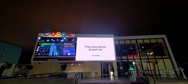 라스베이거스 컨벤션 센터 야외 센트럴플라자에 마련된 구글 부스. 대형 스크린에서 안드로이드 오토가 시현 재생되고 있다.