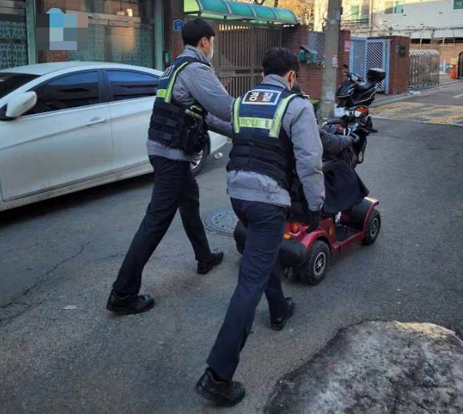 지난 3일 오후 4시쯤 서울 중랑경찰서 면목본동파출소 경찰관들이 하지마비 장애인의 전동휠체어를 직접 밀며 귀가를 돕고 있다./사진=서울 중랑경찰서 제공