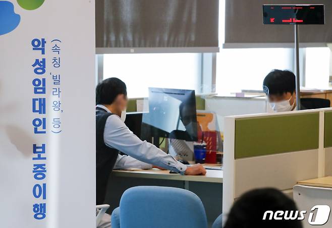 (서울=뉴스1) 김도우 기자 = 3일 오전 서울 여의도 주택도시보증공사 서울서부관리센터에 위치한 악성임대인(속칭 '빌라왕' 등) 보증이행 상담창구에서 전세보증금 사기 피해자들이 상담을 받고 있다. 2023/뉴스1  Copyright (C) 뉴스1. All rights reserved. 무단 전재 및 재배포 금지.
