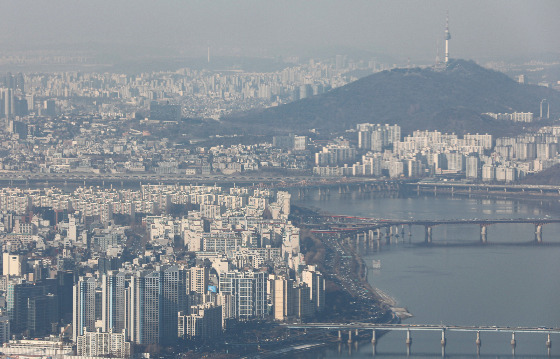 부동산 시장에 찾아온 한파로 덩달아 침체기에 빠진 리츠를 활성화시키기 위한 정부 대책이 나왔다. 국토교통부는 5일 '부동산서비스산업 정책위원회'의 심의를 거쳐 ‘리츠 제도 개선방안’을 내놨다. 해당 방안은 3일 발표된 국토부의 '2023년 업무계획'에도 포함된 내용이다./사진=뉴시스