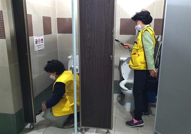서울 강남구의 불법촬영 합동점검반이 다중이용시설 화장실에 몰래 카메라가 설치됐는지를 점검하고 있다.강남구 제공
