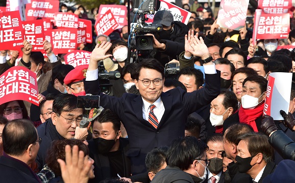 5일 오후 경북 구미시 상모동 박정희 전 대통령 생가 앞에서 열린 윤상현 국민의힘 의원 당대표 후보 출정식에서 지지자들을 향해 손을 흔들며 인사하고 있다.뉴시스