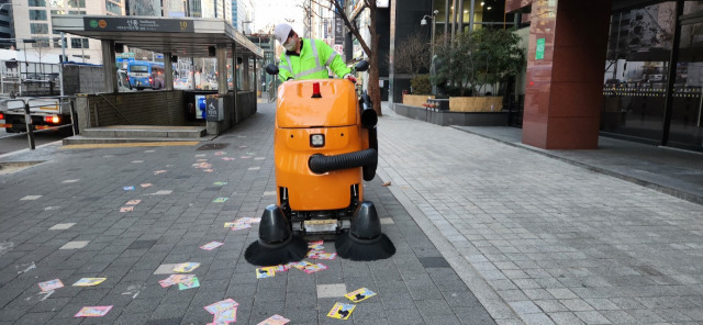 강남구 노면청소기 작업 모습. 사진 제공=강남구