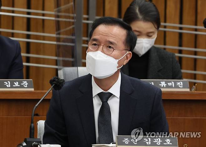 김광호 서울경찰청장 청문회 답변 (서울=연합뉴스) 이정훈 기자 = 김광호 서울경찰청장이 4일 오후 국회에서 열린 '이태원 참사 국정조사 특별위원회 1차 청문회'에서 의원 질의에 답변하고 있다. 2023.1.4 uwg806@yna.co.kr