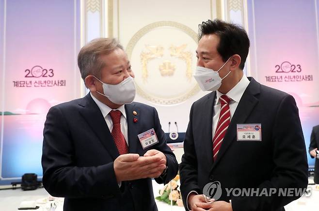 오세훈 서울시장과 얘기 나누는 이상민 행안부 장관 (서울=연합뉴스) 안정원 기자 = 이상민 행정안전부 장관과 오세훈 서울시장이 2일 청와대 영빈관에서 열린 '2023년 신년인사회'에서 얘기를 나누고 있다. 2023.1.2 [대통령실통신사진기자단] jeong@yna.co.kr