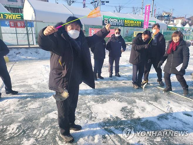 화천군수가 잡은 산천어 (화천=연합뉴스) 이상학 기자 = 국내 대표 겨울축제인 화천산천어축제 개막을 이틀 앞둔 5일 오후 최문순 화천군수가 축제장인 강원 화천군 화천천 얼음낚시터에서 산천어를 낚아 올리고 있다. 2023.1.5 hak@yna.co.kr