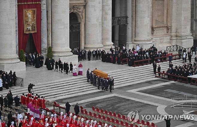 성 베드로 광장으로 운구되는 베네딕토 16세 전 교황의 관 (바티칸 AFP=연합뉴스) 5일(현지시간) 바티칸 성 베드로 광장에서 거행되는 베네딕토 16세 전 교황의 장례 미사를 앞두고 고인의 관이 광장의 야외 제단 앞으로 운구되고 있다. 2022.1.5 photo@yna.co.kr