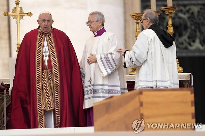 프란치스코 교황, 베네딕토 16세 전 교황 장례 미사 주례 (바티칸 AP=연합뉴스) 프란치스코 교황이 5일(현지시간) 바티칸 성 베드로 광장에 놓인 베네딕토 16세 전 교황의 관 앞에 서 있다. 2022.1.5 photo@yna.co.kr