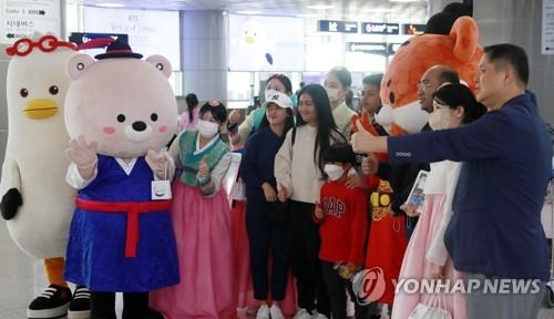 부산으로 향한 전 세계 아미들 부산=연합뉴스) 손형주 기자 = 14일 오후 부산 김해국제공항 입국장에서 2030월드엑스포 부산 유치 기원 그룹 방탄소년단(BTS) 콘서트를 관람하기 위해 부산을 찾은 인도네시아 관광객들이 아미들을 환영하로 나온 캐릭터 등과 함께 사진을 찍고 있다. 항공업계에 따르면 이날 일본을 출발해 부산에 도착한 항공기 승객 90%는 콘서트 관람을 위해 부산을 찾은 BTS 팬들이었다. 2022.10.14 handbrother@yna.co.kr (끝)