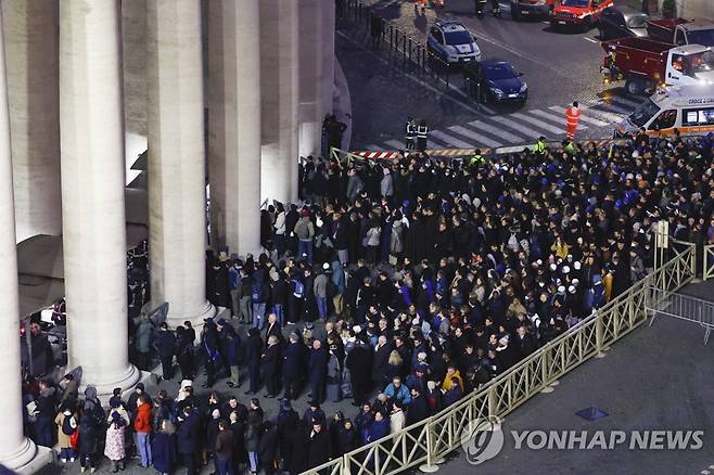 베네딕토 16세 전 교황 장례식 참석하려고 줄 선 사람들 (바티칸시티 EPA=연합뉴스) 5일(현지시간) 베네딕토 16세 전 교황의 장례식이 열리는 바티칸 성 베드로 광장에 조문객들이 도착하고 있다. 2023.01.05 clynnkim@yna.co.kr