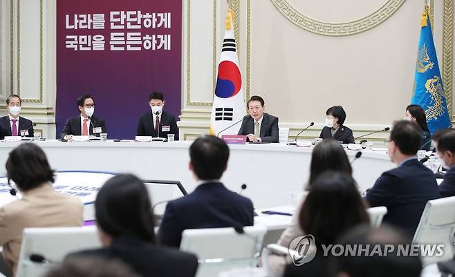 교육부-문화체육관광부 업무보고 받는 윤석열 대통령 (서울=연합뉴스) 안정원 기자 = 윤석열 대통령이 5일 청와대 영빈관에서 열린 교육부-문화체육관광부 업무보고에서 발언하고 있다. 2023.1.5 [대통령실통신사진기자단] jeong@yna.co.kr