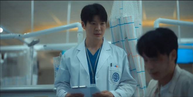 배우 조민욱이 ‘더 글로리’에서 의사 종헌 역을 맡아 극 중 주여정(이도현 분)과 연기하는 장면.(사진=‘더 글로리’ 캡처)