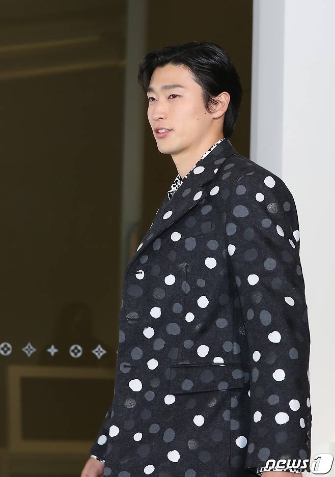 축구 국가대표 선수 조규성이 6일 서울 강남구 루이비통 메종 서울에서 열린 루이비통과 쿠사마 야요이와의 협업 기념행사에 입장하고 있다. ⓒ News1 권현진 기자