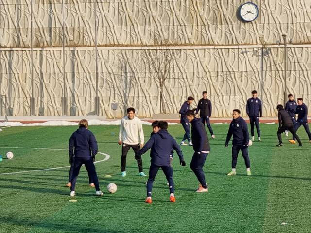 ◇이랜드 선수들과 함께 5대2 게임을 하는 박충균 감독. 사진(청평)=윤진만 기자