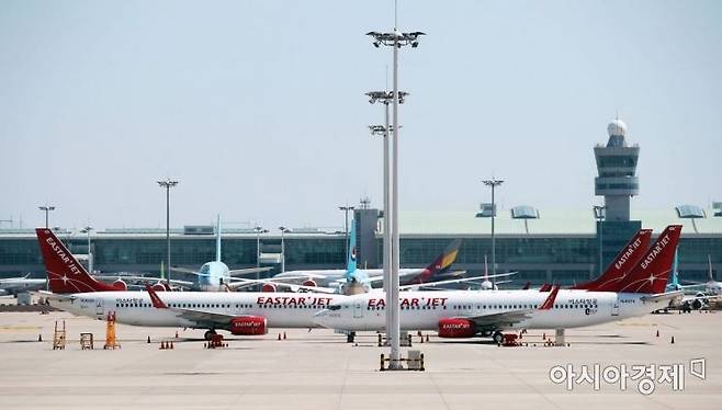 8일 인천국제공항 2터미널에 이스타항공 여객기가 멈춰 서 있다. /문호남 기자 munonam@