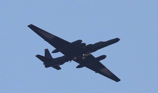 북한이 평양 미림비행장에서 열병식 준비를 하고 있는 것으로 알려진 4일 오후 경기 평택시 주한미군 오산공군기지에서 U-2S 고고도정찰기가 비행하고 있다. 사진=뉴스1