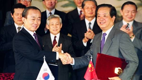 이상옥 외무장관과 첸치천 외교부장이 악수하는 모습 [제공 : 연합뉴스]