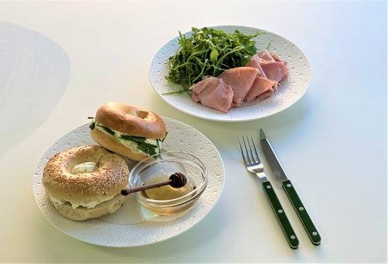 주말 브런치로 추천하는 베이글. 대파를 잘게 다져 넣은 크림치즈 베이글과 꿀을 곁들인 통밀 베이글. [사진 이정웅]