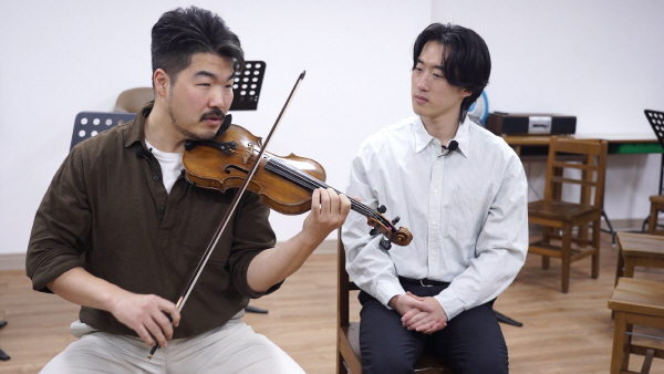 김영찬 트레이너가 바이올린 연주 시범을 보이고 있다. 김태훈 피디