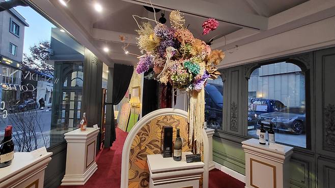 A collection of wines from "Chateauneuf-du-Pape” is presented with florist Kim Da-jeong’s installation piece at the Corner Gallery in Samcheong-dong, northern Seoul. (Kim Hae-yeon/ The Korea Herald)