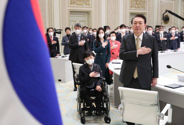 윤석열 대통령이 5일 청와대 영빈관에서 열린 교육부-문화체육관광부 업무보고에서 국기에 경례를 하고 있다. 대통령실통신사진기자단