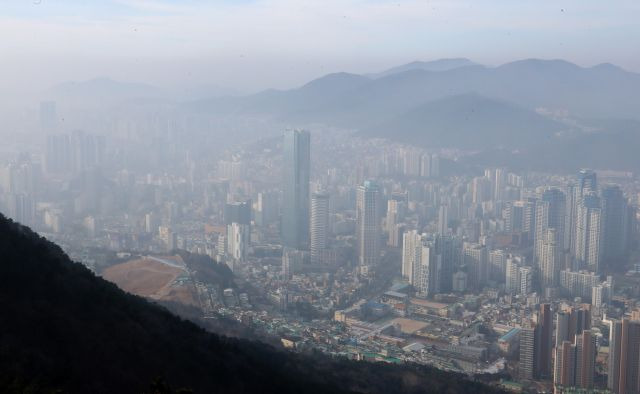 6일 오전부터 초미세먼지 위기경보가 내려진 부산 도심 모습. 연합뉴스