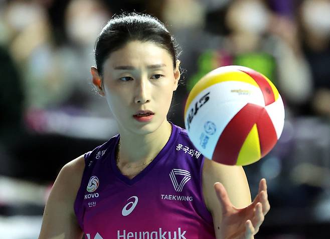 5일 인천 삼산월드체육관에서 열린 여자프로배구 흥국생명 핑크스파이더스와 GS칼텍스 KIXX 배구단의 경기. 3세트 흥국생명 김연경이 서브를 준비하고 있다. (사진=연합뉴스)