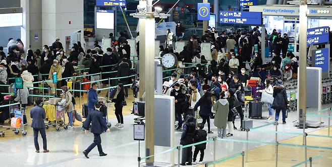 지난 1일 오전 인천국제공항 제1터미널 출국장이 새해를 맞아 여행을 떠나는 탑승객들로 붐비고 있다. [사진 출처 = 연합뉴스]