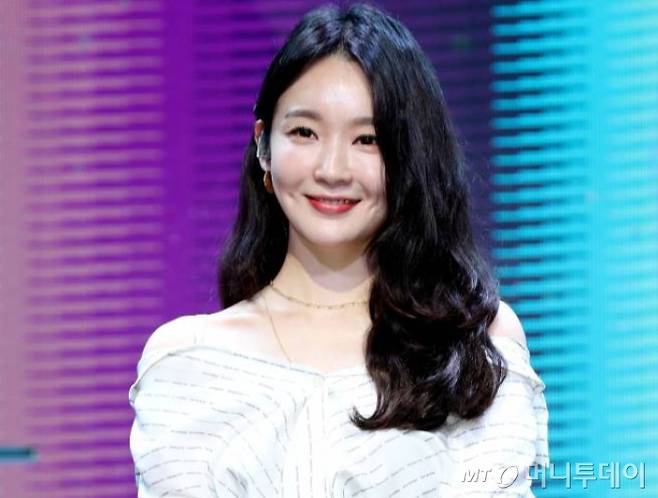 그룹 다비치 강민경이 27일 오후 서울 홍대 무브홀에서 열린 첫 솔로 데뷔 앨범 쇼케이스에서 포즈를 취하고 있다. /사진=홍봉진 기자 honggga@