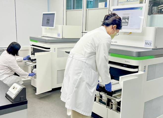 랩지노믹스 연구원들이 유전자 검사 분석 연구를 진행 중이다. /사진=랩지노믹스