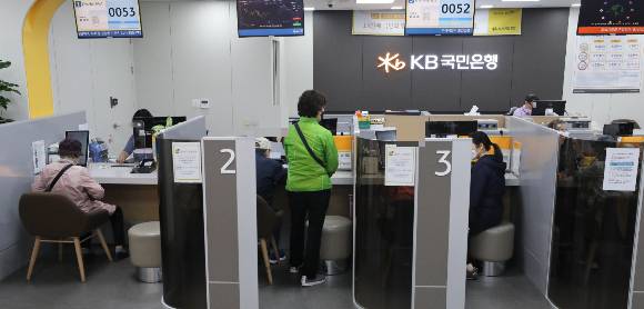 KB국민은행이 오는 30일부터 중식시간 동시사용 제도를 시범 운영한다. 사진은 고양시 국민은행 일산종합금융센터./사진=뉴스1