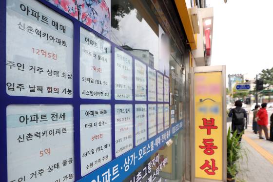 국토교통부는 지난달 29일 임대차분쟁조정위원회가 지난해 처리한 주요 사례 등을 담은 '‘주택임대차분쟁 조정사례집’을 발간했다. 사례집에서는 임대차3법을 포함한 임대차계약에서의 각종 분쟁에 대한 해결 방안을 살펴볼 수 있다./사진=뉴스1