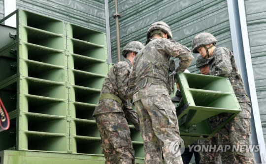 육군 9사단 교하중대 교하 소초 장병들이 2018년 5월 경기도 파주시 민간인 통제구역 내 설치된 고정형 대북 확성기를 철거하는 장면. 사진공동취재단 연합뉴스