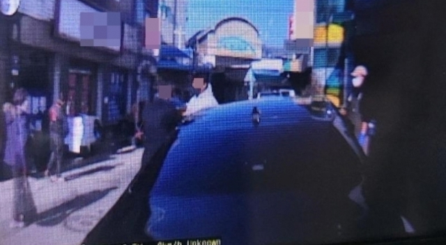 A 구의원이 가게 앞에 주차한 차량 [인터넷 커뮤니티 갈무리]