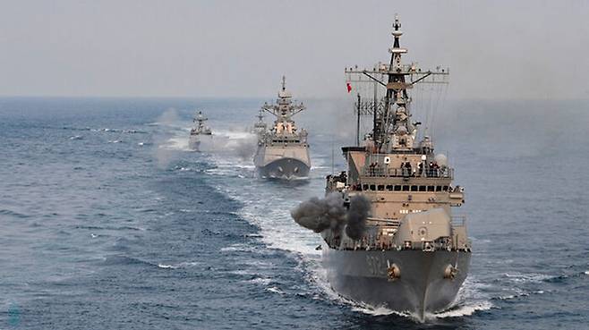 그제 새해 들어 첫 해상기동훈련에 나선 해군 함정들이 함포를 사격하고 있다.