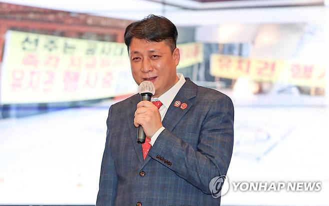 동방명주 관련 설명하는 왕하이쥔 대표 (서울=연합뉴스) 김도훈 기자 = 중국이 해외에서 운영하는 비밀경찰서의 국내 거점으로 지목된 서울의 한 중식당에서 왕하이쥔 대표가 '비밀경찰서 진상규명 설명회'를 하고 있다. 2022.12.31 superdoo82@yna.co.kr