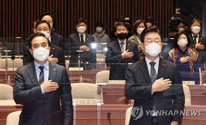 국기에 대한 경례하는 이재명 대표와 의원들 (서울=연합뉴스) 하사헌 기자 = 더불어민주당 이재명 대표와 의원들이 6일 오후 서울 여의도 국회에서 열린 의원총회에서 국기에 대한 경례를 하고 있다. 2023.1.6 toadboy@yna.co.kr