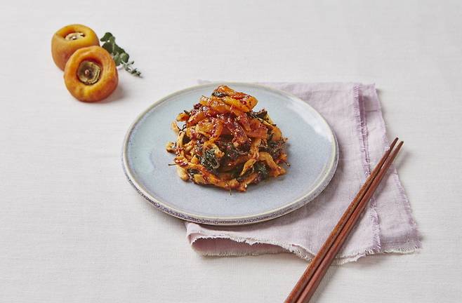 곶감을 썰어 무말랭이 무침에 넣으면 맛을 더하고 건강에 도움이 된다. [사진=국립농업과학원]