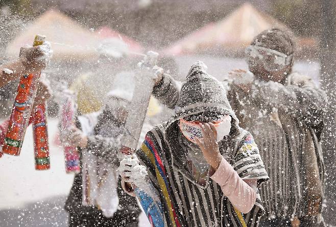 5일 콜롬비아 남서부 산후안데파스토(San Juan de Pasto)에서 열린 ‘흑과 백의 카니발(Carnaval de negros y blancos)'에서 참가자들이 거품을 뿌리며 즐거워하고 있다./AFP 연합뉴스